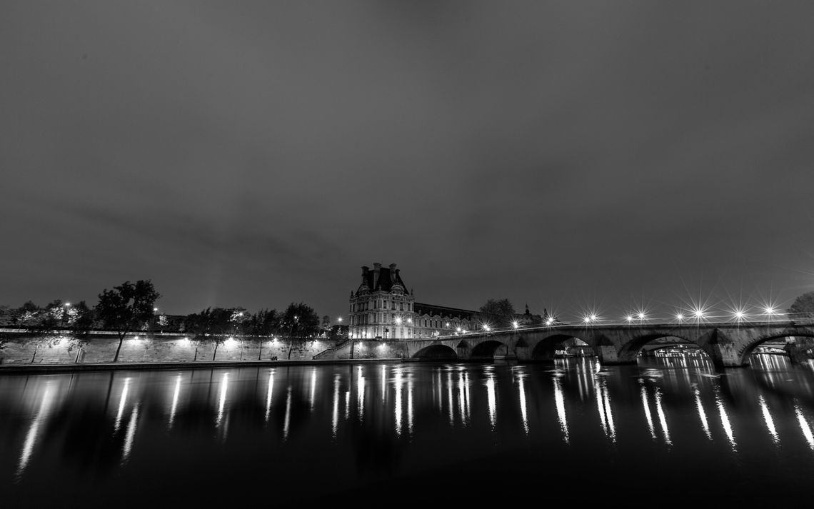 Le Louvre de nuit