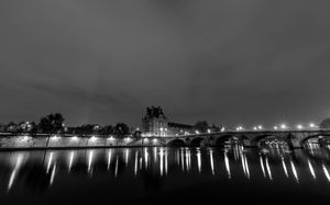 Le Louvre de nuit